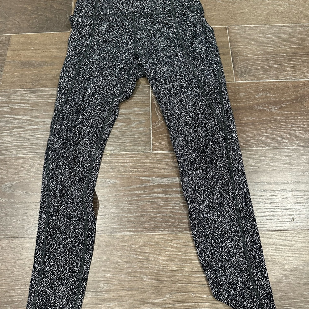 Athleta Lighting Static 7/8 Tight leggings with back pocket